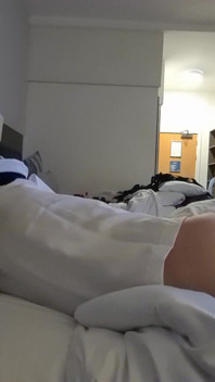Tato sexy amatérka Nympo roztáhne nohy každému, kdo nosí uniformu