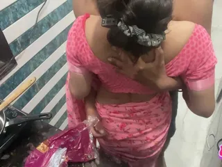 किचन में नाश्ता करते हुए देसी सौतेली मम्मी की चुदाई