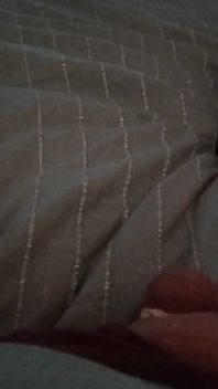 Лягайте на моє ліжко і грайте з членом