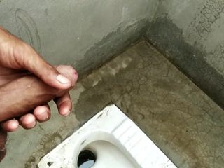 The thunder po: Індійський хлопець мастурбує у ванній кімнаті