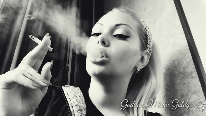 Goddess Misha Goldy: Tam sigara içirme