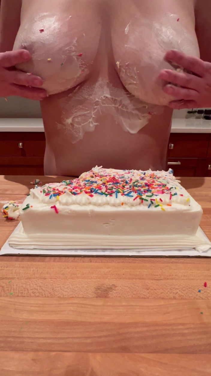MidnightTease: Madrasta arruina bolo de aniversário com seus peitos enormes