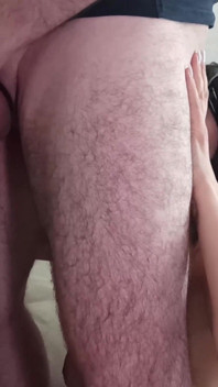 Soția și soțul bisexual dau musafirului muie și lins de cur. Linge spermă