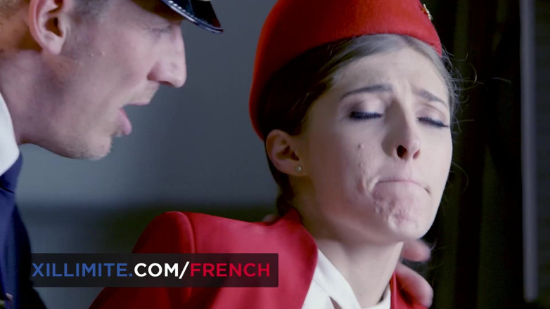 French girls at work: Mentre i passeggeri sul volo riposno
