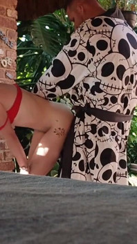 S’amuser Dans Le Jardin, Une Blonde Se Fait Sucer Une Bite