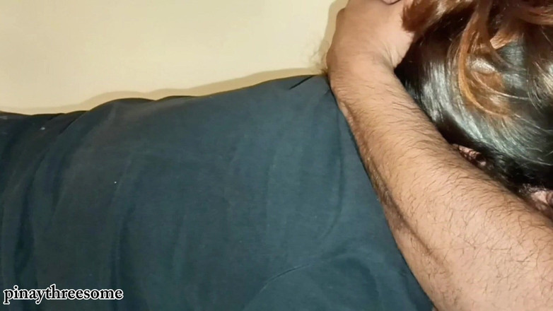 Pinay Threesome: Азіатська зрадлива дружина чоловіка знімає дружину, як вона добре робить мінет і катається