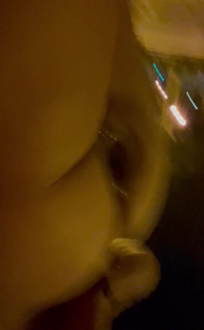 Ffunbutt: 밤에 발정난. 내 엉덩이에 딜도로 쓰레기를 꺼내고 바지를 입지 않는다 (티셔츠와 운동 선수만)