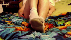 Au79: Moje ponožkové nohy si hrají na posteli