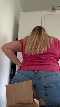 La Cotta Di Culo Di Una Gìgantessa Gigantessa Dalla Casa Di Cartone