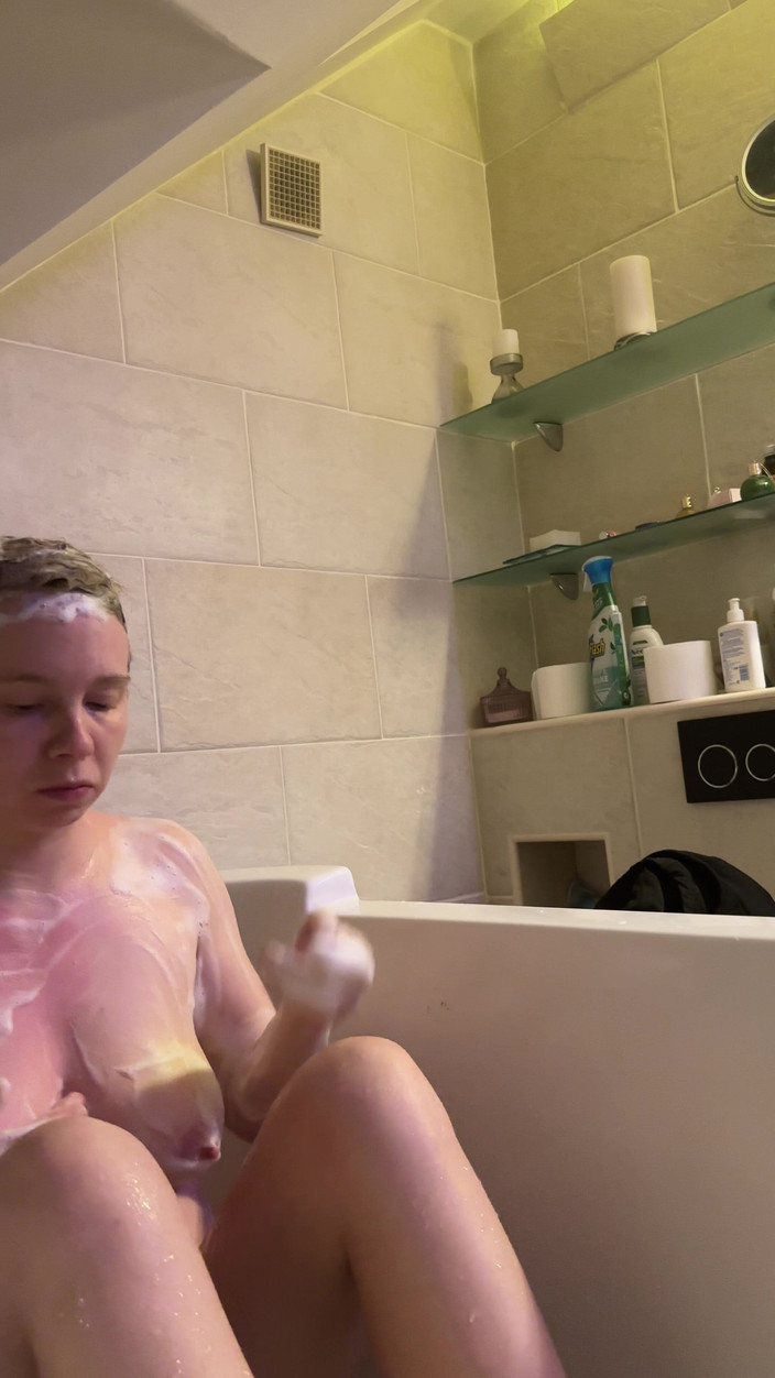 SweetLucy96: Stora bröst och hårda bröstvårtor