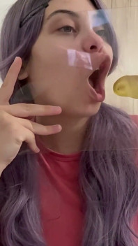 Il viso sciocco fetish e lo squirting del latte su un tavolo di vetro
