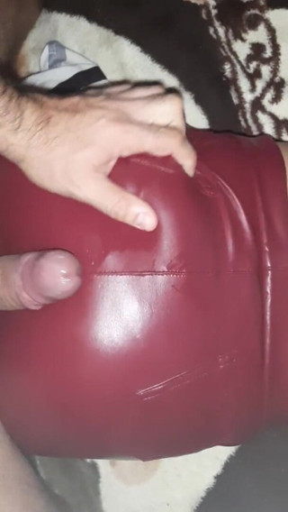 Shiny leather assfuck: Дупа дівчини в червоних шкіряних штанях дражнить мій член