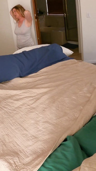 La matrigna condivide il letto con il figliastro per fare spazio all'amico