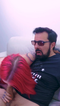 Pelirroja Traviesa Le Gusta Follar En El Sofá De Los Casados