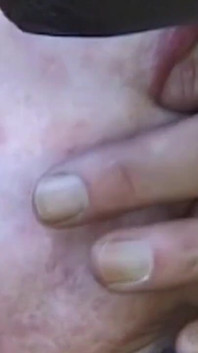 Korsettige brünette MILf genießt maskierte orale hingabe im freien