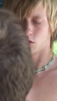 Videoclip exclusiv Fără prezervativ: Homosexual excitat îi lasă curul să fie futut de blonda frumoasă în călduri