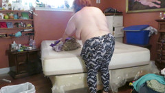 BBW nurse Vicki adventures with friends: 내 침대를 토플리스로 만든 다음 누드 만들기