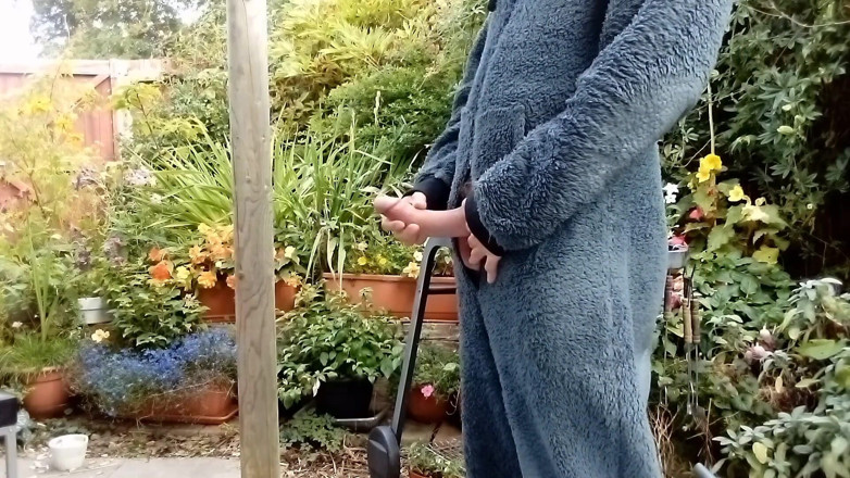 Rockardglans: Rockardglans Outdoor Onesie Wank for Neighbors