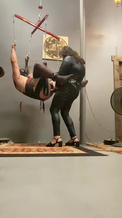 Mistress Scarlet Kiss: Kadın kılıklı eller serbest sikiş sırasında bekaret kemerine erken boşalıyor...