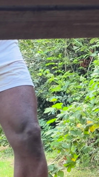 तो यहाँ मेरे शॉर्ट्स में एक बेंच कमांडो पर बैठे आउटडोर मेरा एक और वीडियो है