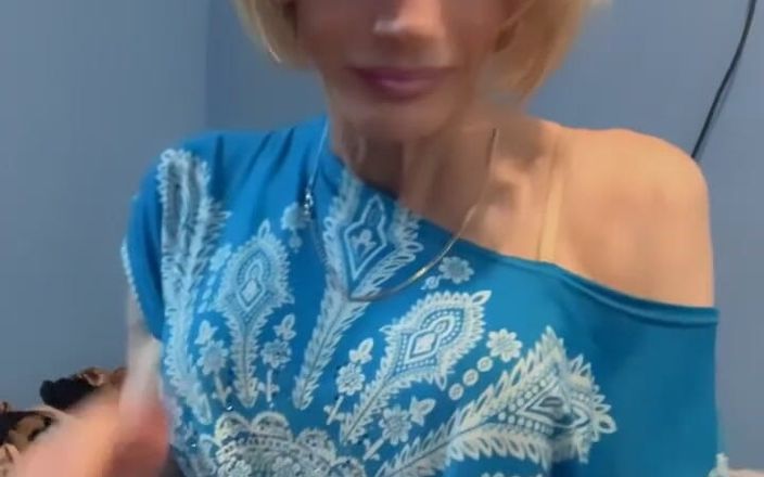Lisa Luvly: Tóc vàng ngắn nóng bỏng