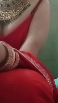 Crossdresser Gay Bawah India Menekan Dan Bermain Dengan Buah dada besarnya