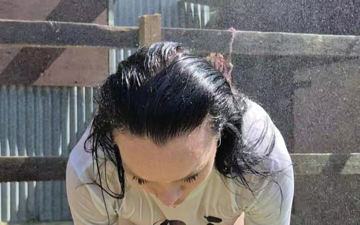 Demelza: Masa bermain baju basah - bersantai di bawah pancuran mandian di...