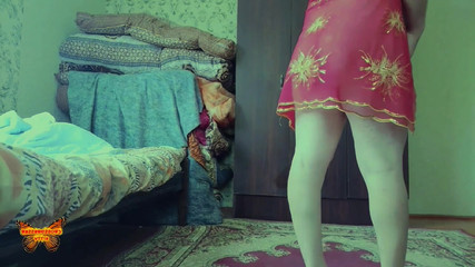 Kitty_Cross: Сногсшибательный сисси кружится в коротком платье кружочки