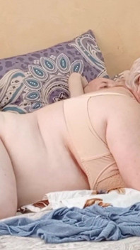 Una vecina me da una mamada y come semen
