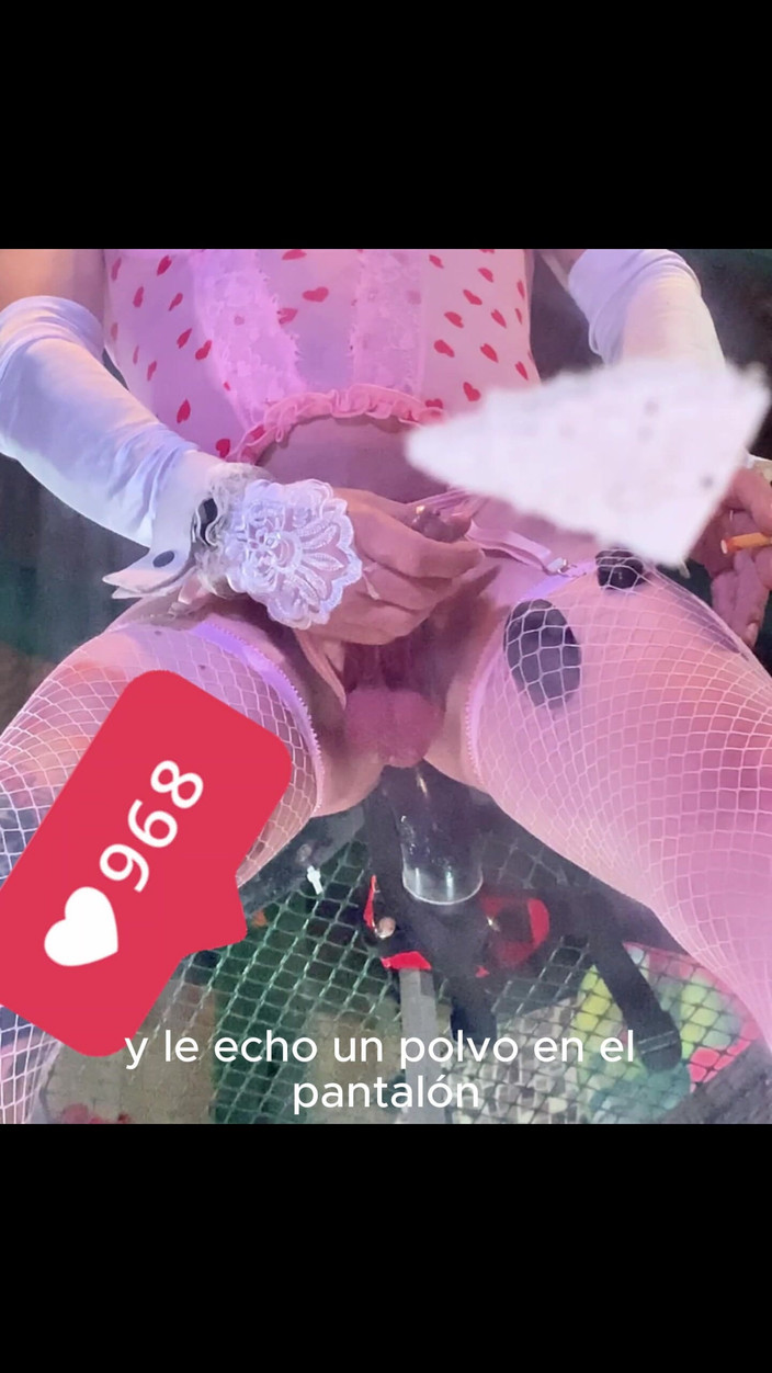 Benito414: Pembe çoraplı iç çamaşırlı transeksüel duvarda siyah dildoya biniyor