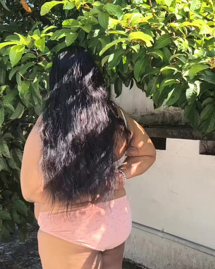 Anne Ipe: Gadis India dengan rok merah dan atasan putih