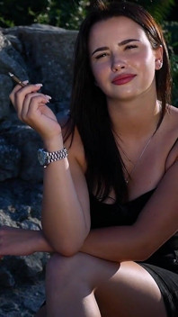 Sexy brunetka kotě kouří