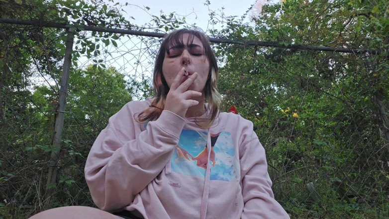 Mushroombitchx: Merokok dan mengusik jiran-jiran saya