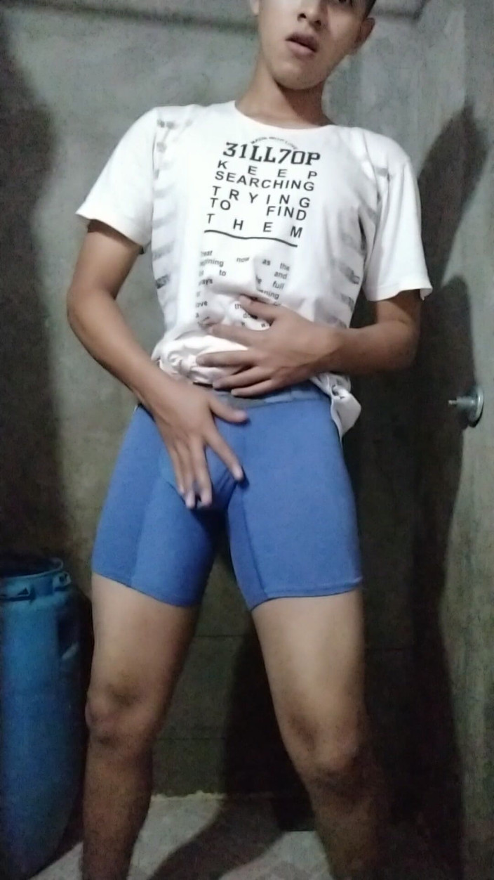 Chicos Virales: Alan tokers khiêu vũ trong phòng tắm