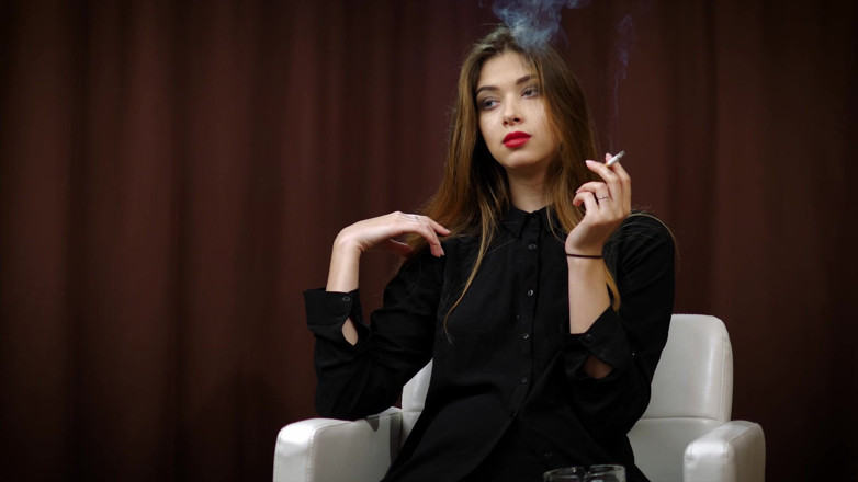 Russian Smokers: Roztomilá dívka Irina si užívá Marlboro Red ve svém prvním...
