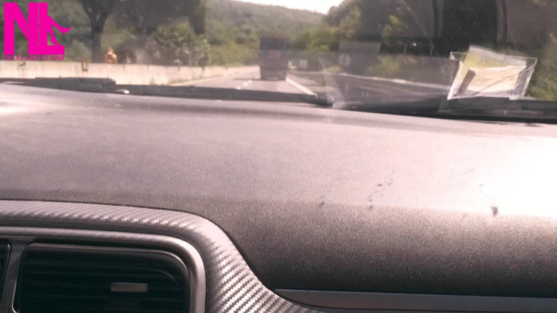 Nyllady: A penzoloni sul sedile del passeggero in auto