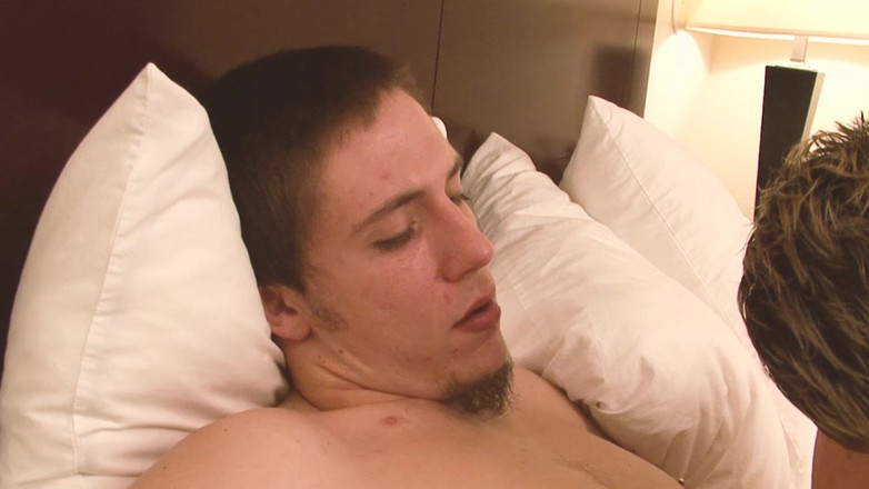 SEXUAL SIN GAY: Servantes excitées, scène 3 : un gay excité appelle un ami pour...