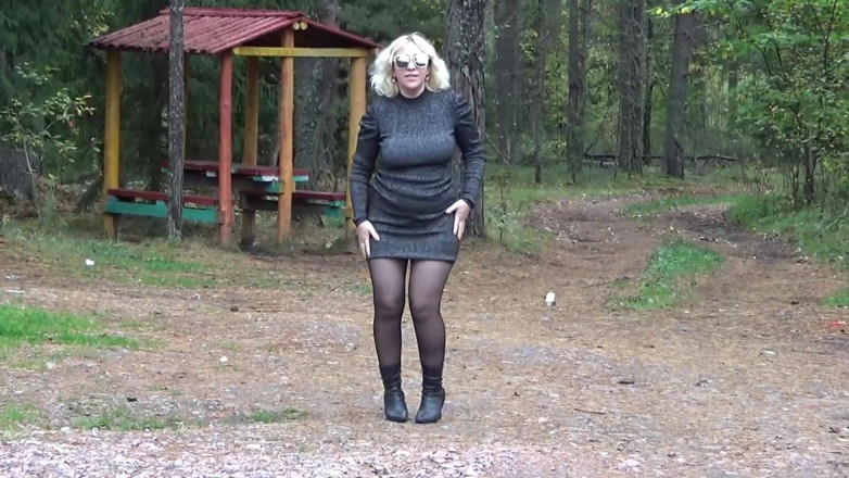 Lady Rose pee pee: Pluie dorée 74 - une MILF à gros cul fait pipi et taquine