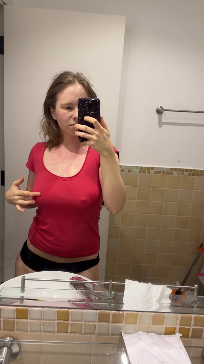 SweetLucy96: Ви можете побачити її великі соски через її футболку