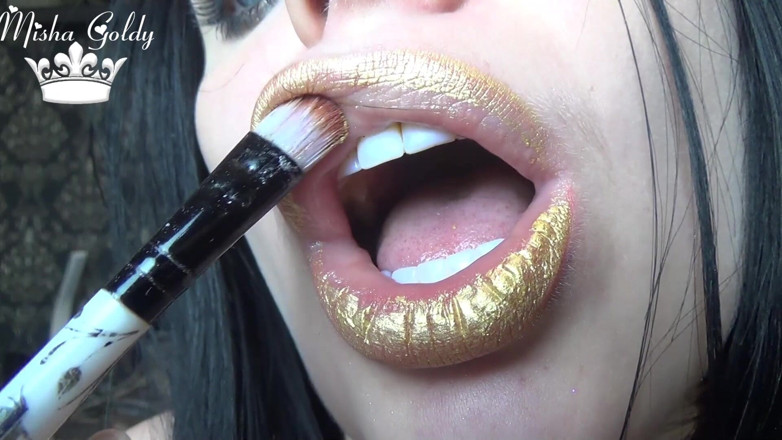 Goddess Misha Goldy: Labios de la diosa de oro y joyería fetiche