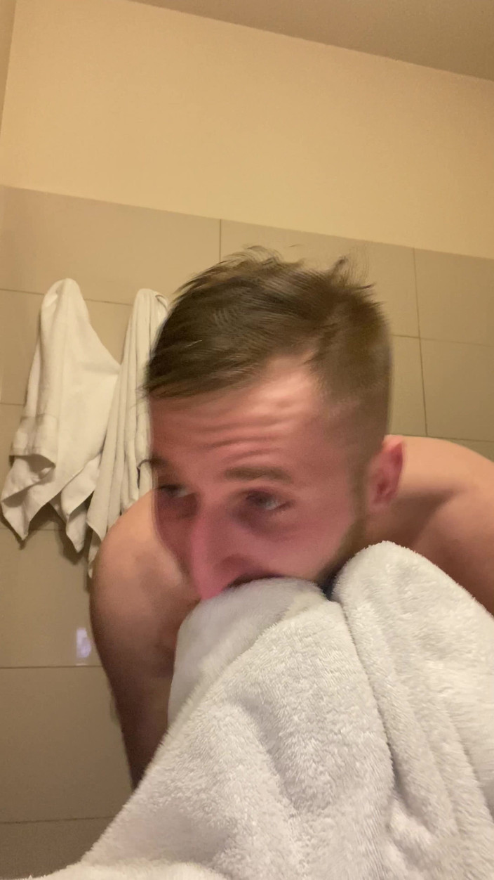 Barti Rede: Chico está jugando en la ducha