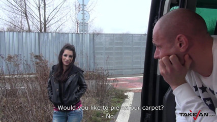 Take Van: Une fille qui fait pipi dans la rue se fait...