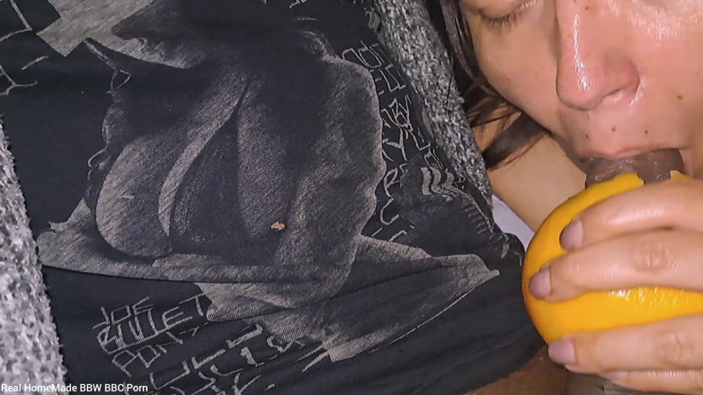 Real homemade BBW BBC porn: Даючи великому чорному члену дивовижний мінет, погладжуючи його член, стогне і стогне