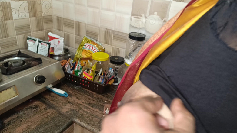 Pushpa porn: Hospodyňka s nevlastní sestrou v kuchyni šukání