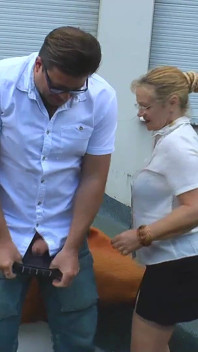 Madura loira domina com sentando na cara e prazer oral ao ar livre