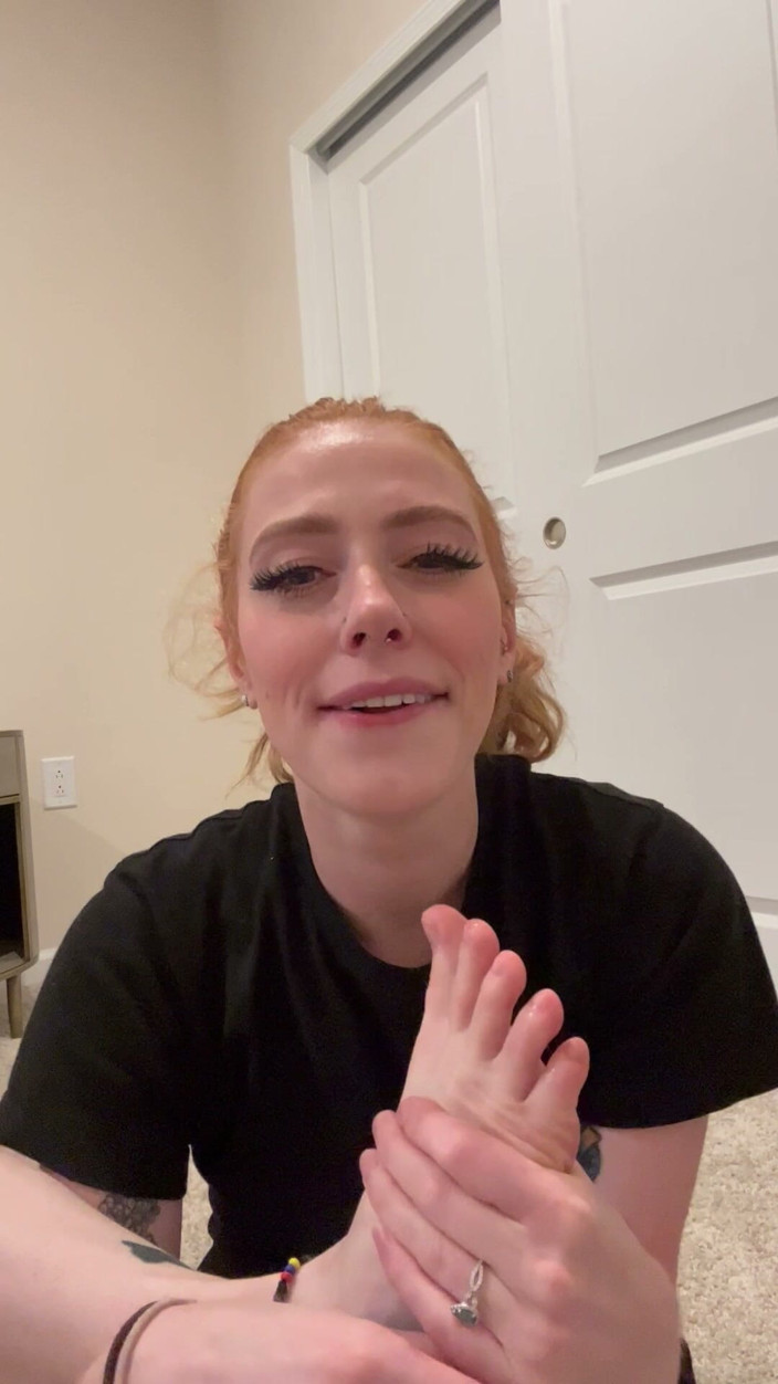 Chill x Cherry: Tätowierte ginger lutscht füße