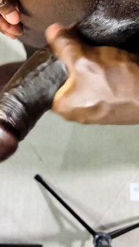 Di manakah zakar hitam besar saya menyembah di?