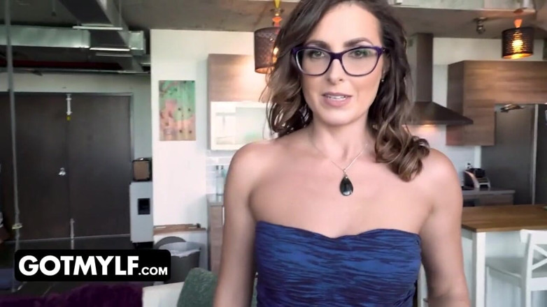 Mylf Official: Brunetka v domácnosti nechá svého nevlastního syna snít a protáhnout...