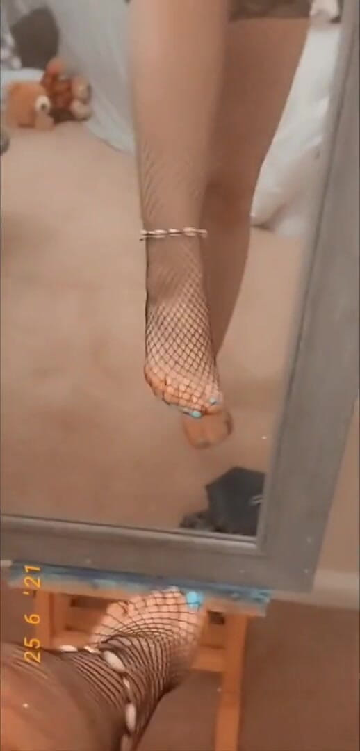 Kiss My Sole: Škádlení nohou, dřepy, rybářské sítě