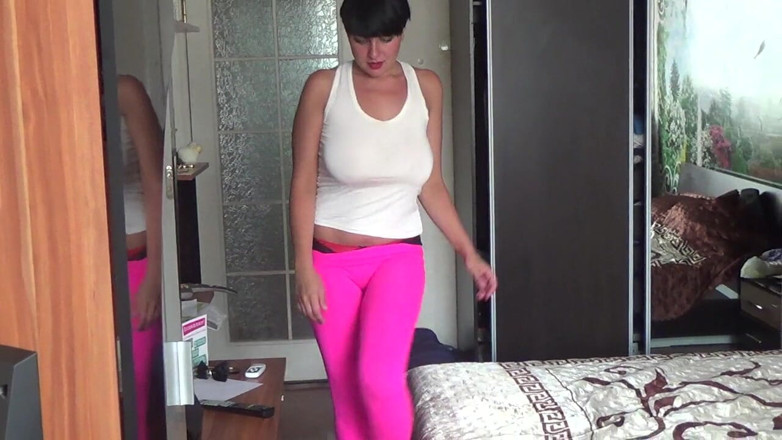 Sexy Milf: ヨガパンツハイヒールと短い白いトップで歩くケイトセクシー